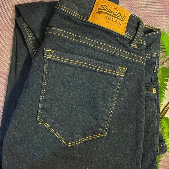 Amazing quality woman’s dark wash Super Dry Cassie skinny jeans.  Size W26/L28 - Picture 4 of 8